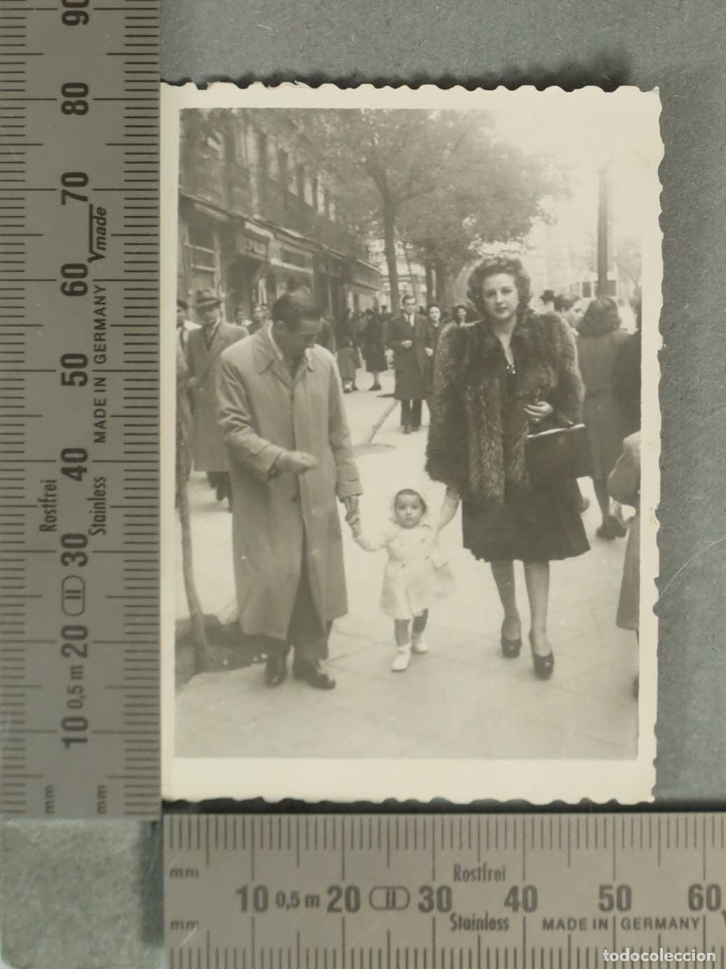 Fotograf&iacute;a antigua: FOTOGRAFIA. MATRIMONIO CAMINANDO. CALLE. HACIA 1950