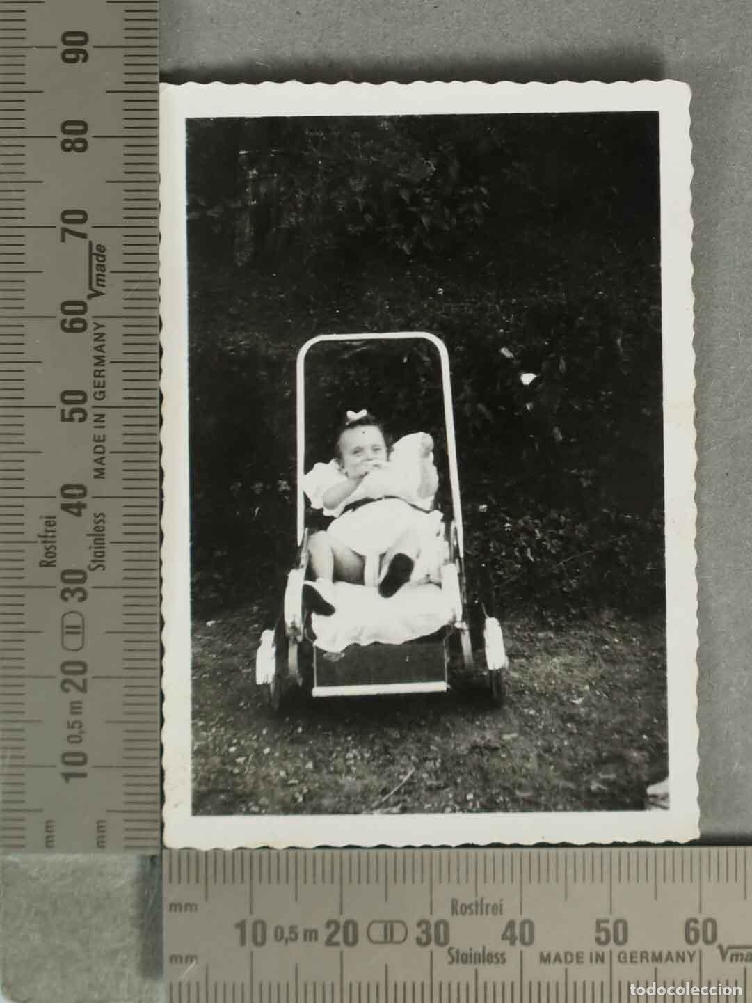 Fotograf&iacute;a antigua: FOTOGRAFIA. NI&Ntilde;A EN CARRITO HACIA 1950