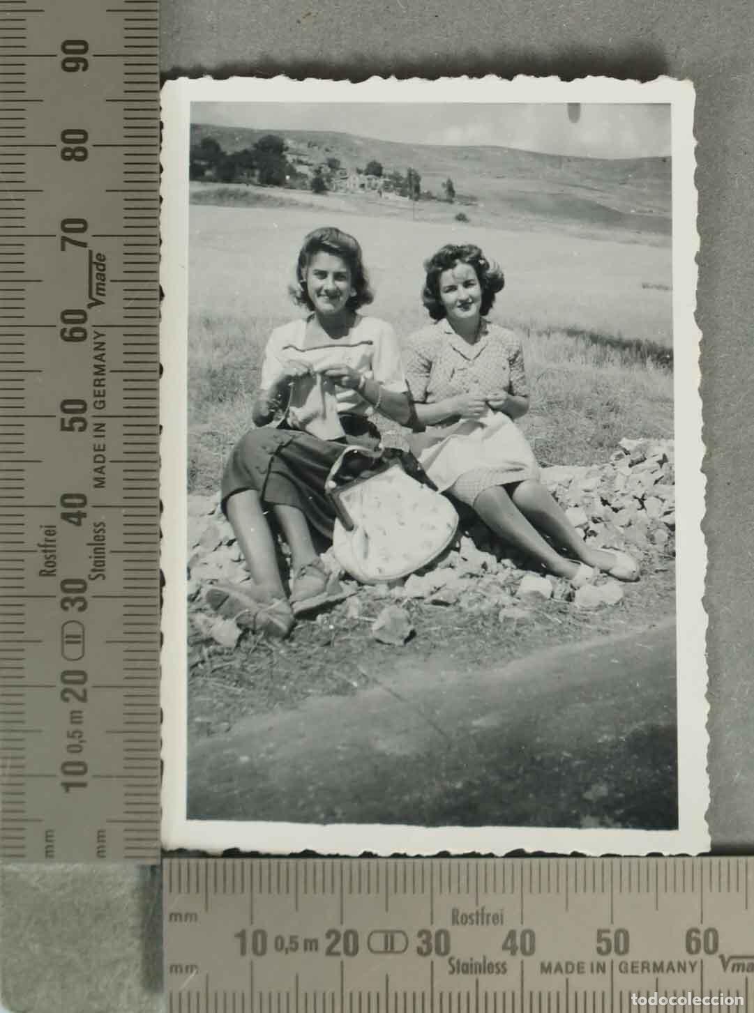 Fotograf&iacute;a antigua: FOTOGRAFIA. MUJERES EN EL CAMPO HACIENDO LABOR 1946