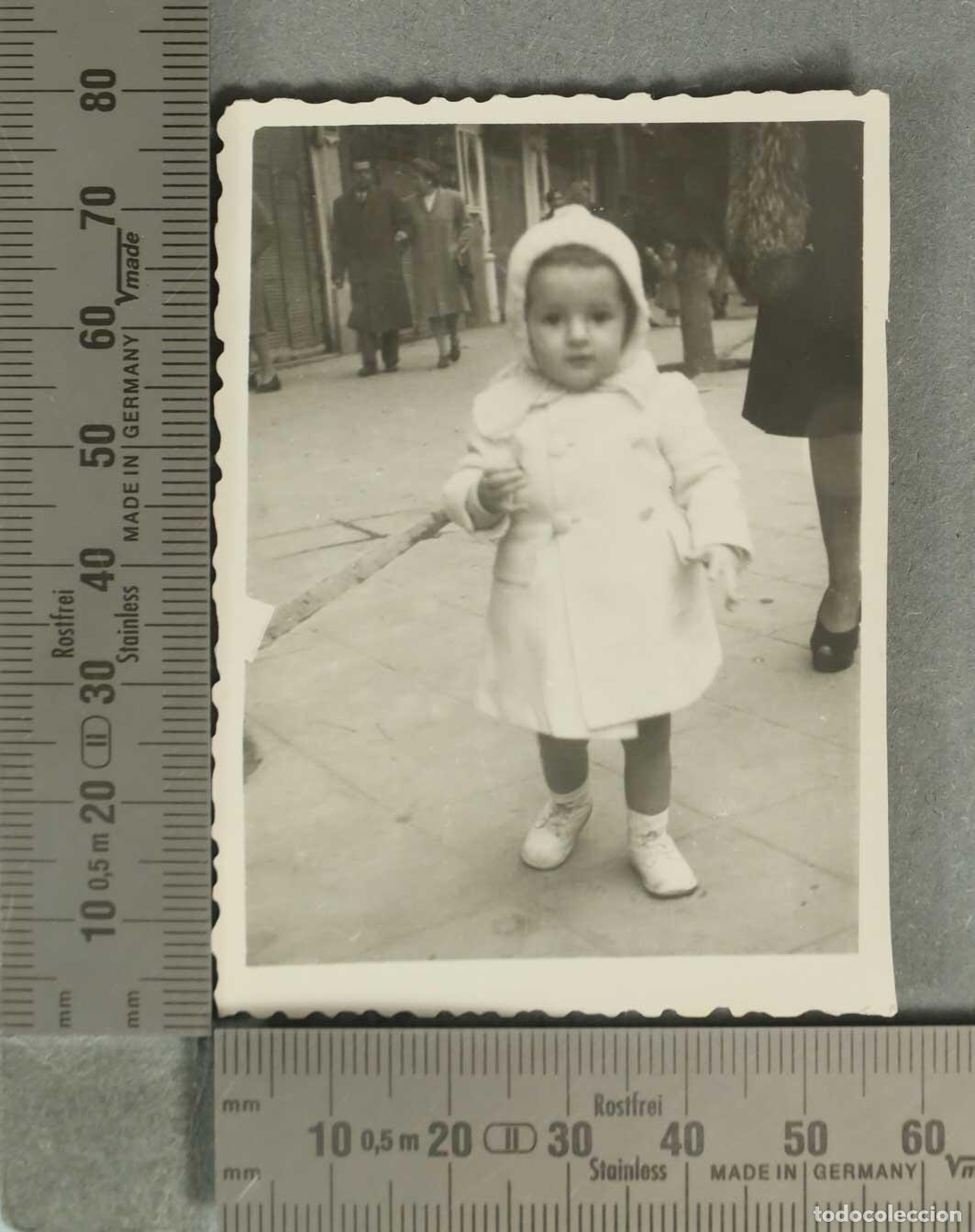 Fotograf&iacute;a antigua: FOTOGRAFIA. NI&Ntilde;A EN LA CALLE HACIA 1940