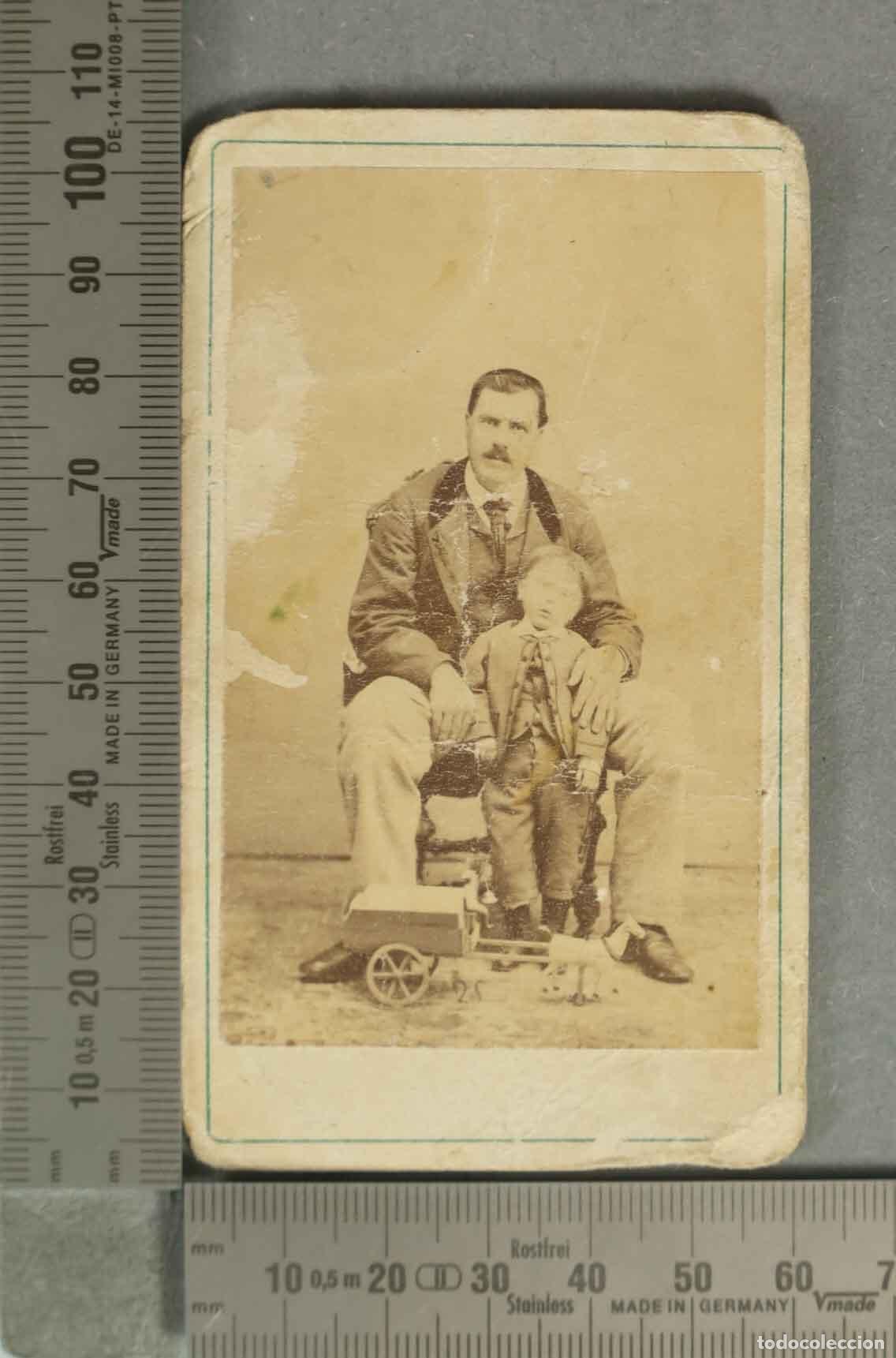 Fotograf&iacute;a antigua: CARTE DE VISITE. PADRE CON HIJO Y JUGUETE. FAUSTINO MU&Ntilde;OZ. MADRID