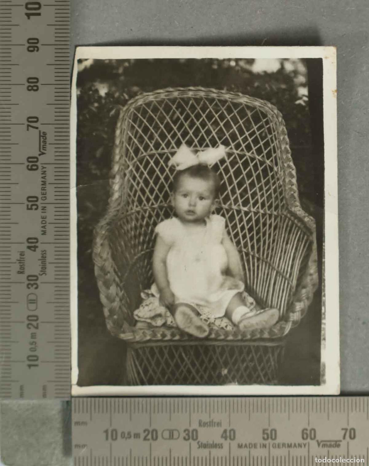 Fotograf&iacute;a antigua: FOTOGRAFIA. NI&Ntilde;A EN SILLA HACIA 1940
