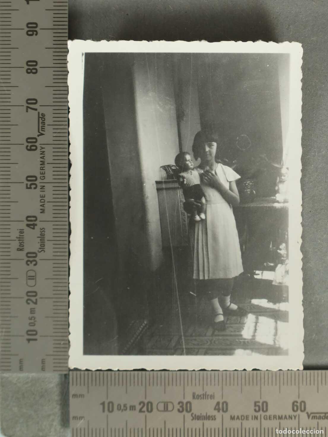 Fotograf&iacute;a antigua: FOTOGRAFIA. NI&Ntilde;A EN INTERIOR CON VARIOS MU&Ntilde;ECOS. HACIA 1940