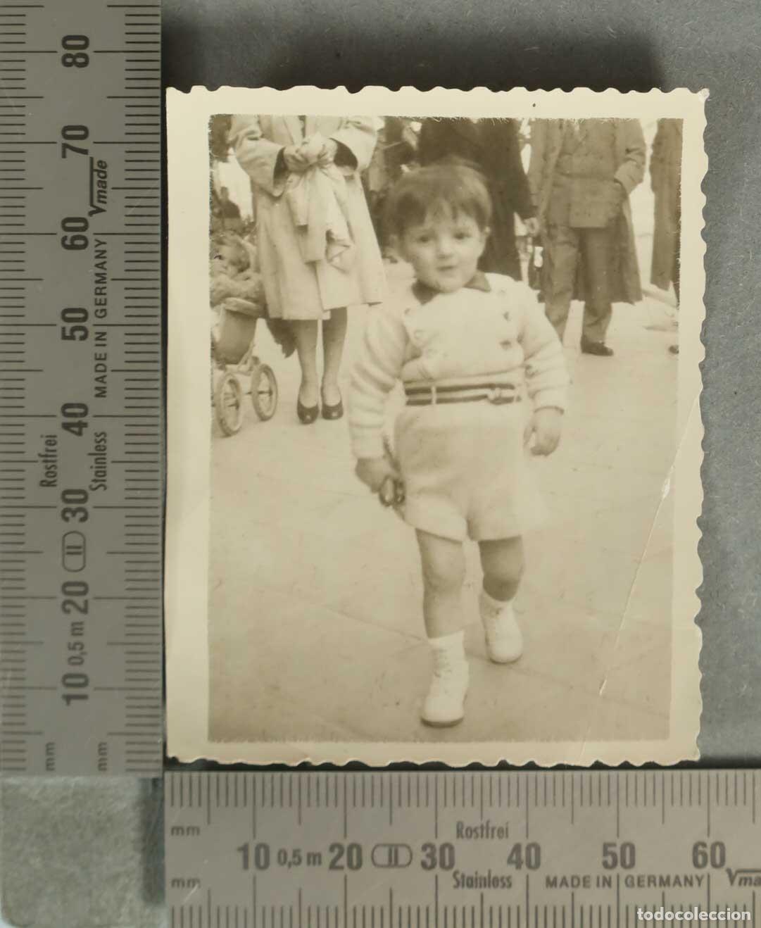Fotograf&iacute;a antigua: FOTOGRAFIA. NI&Ntilde;O EN LA CALLE. HACIA 1940