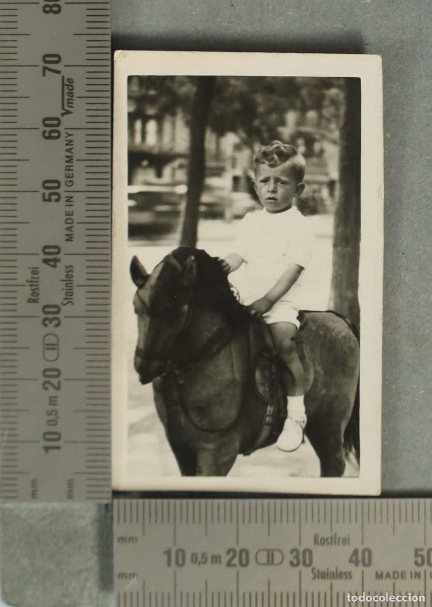 Fotograf&iacute;a antigua: FOTOGRAFIA. NI&Ntilde;O MONTADO CABALLO DE JUGUETE. HACIA 1940