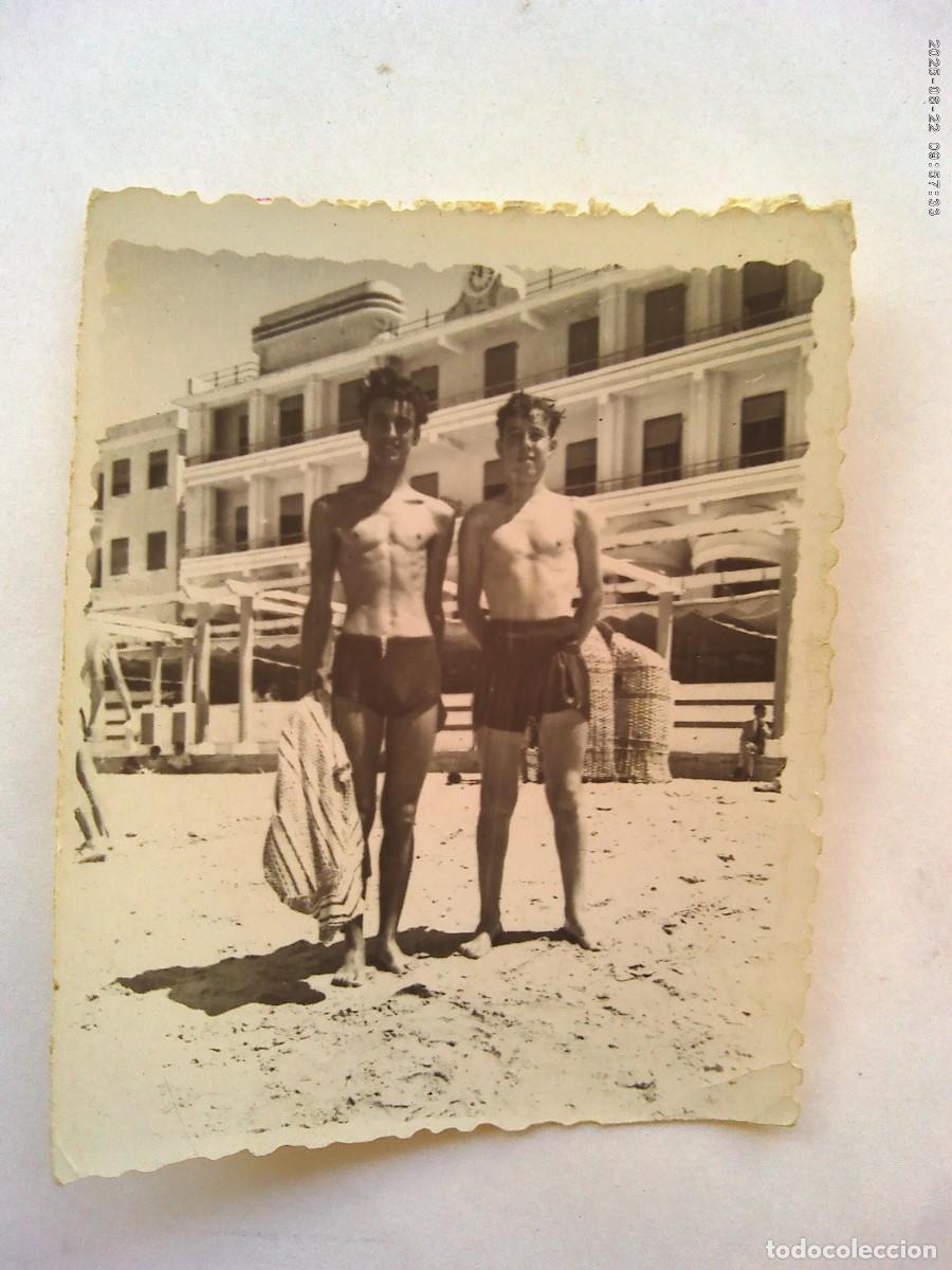 Fotografia antica: FOTO DE JOVENES EN BA&Ntilde;ADOR EN LA PLAYA