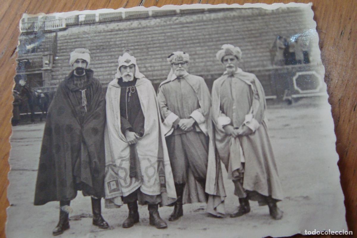 Photographie ancienne: ANTIGUA FOTOGRAFIA SE&Ntilde;ORES REYES MAGOS CABALGATA. FOTO CARRAFER SEVILLA 1947.