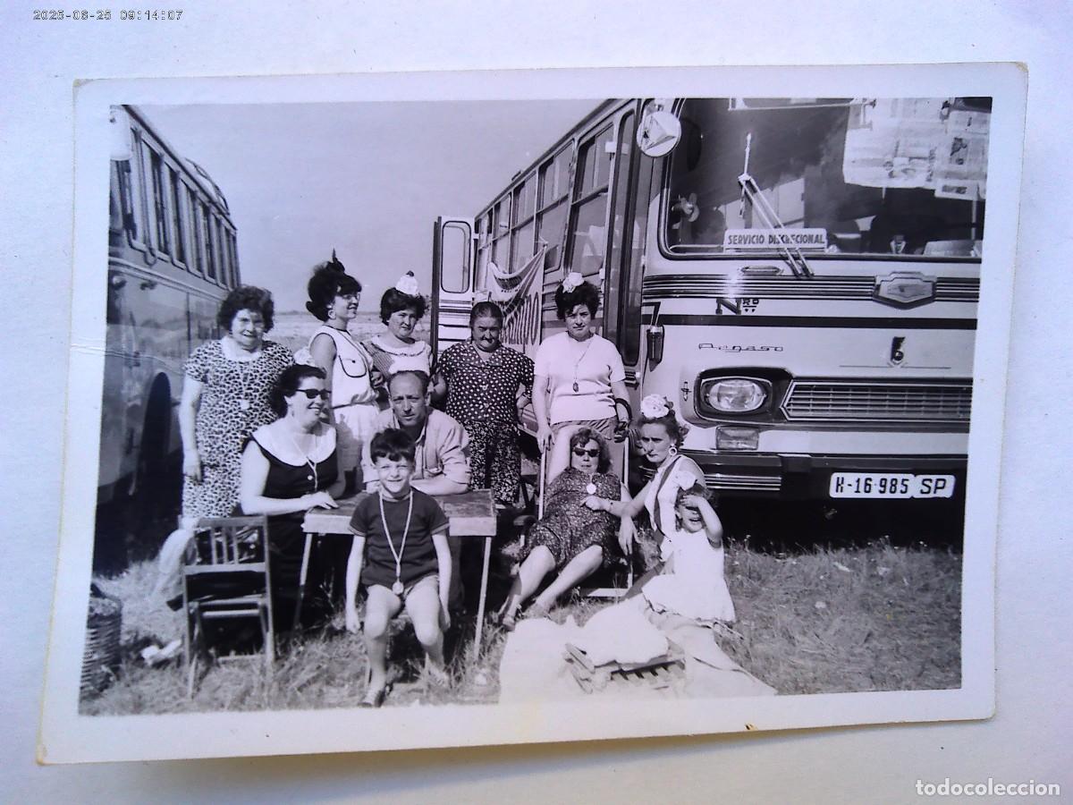 Alte Fotografie: FOTO DE GENTE DE ROMERIA , AUTOBUS MATRICULA DE HUELVA ( SEGURAMENTE EL ROCIO )