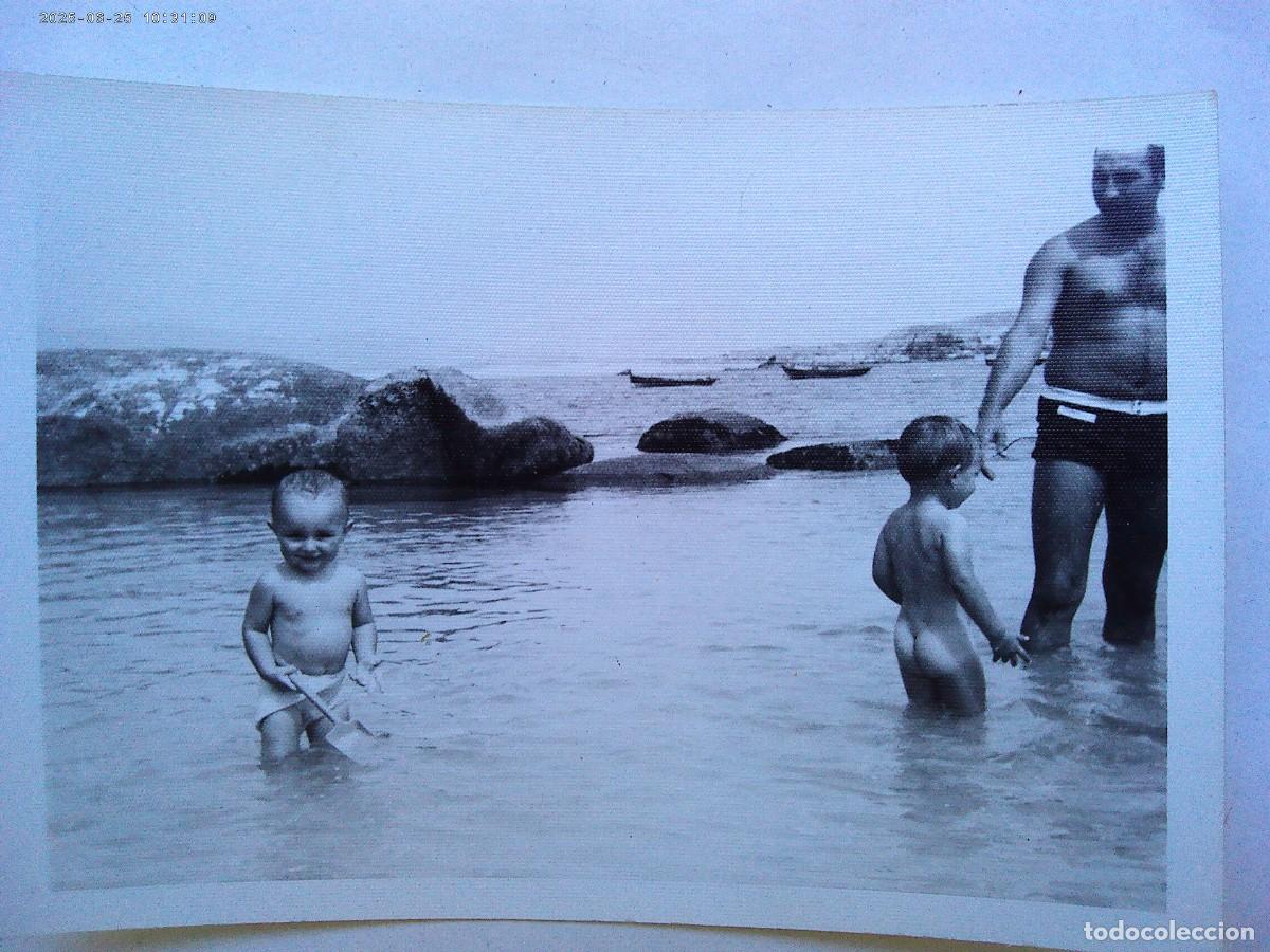 Fotograf&iacute;a antigua: FOTO DE HOMBRE Y NI&Ntilde;OS EN BA&Ntilde;ADOR EN LA PLAYA , UNO TAL SE VE