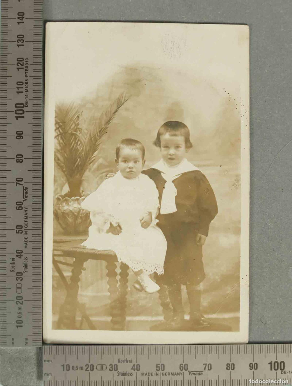 Fotografia antica: FOTOGRAFIA POSTAL. RETRATO DE HERMANOS. HACIA 1920