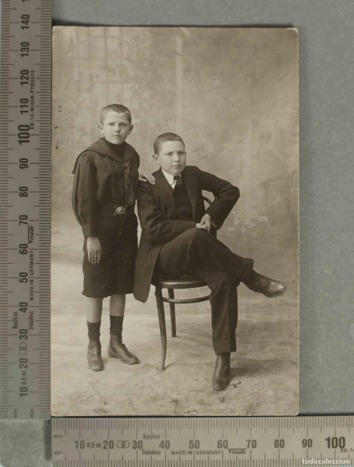 Fotografia antica: FOTOGRAFIA POSTAL. RETRATO DE HERMANOS. HACIA 1920