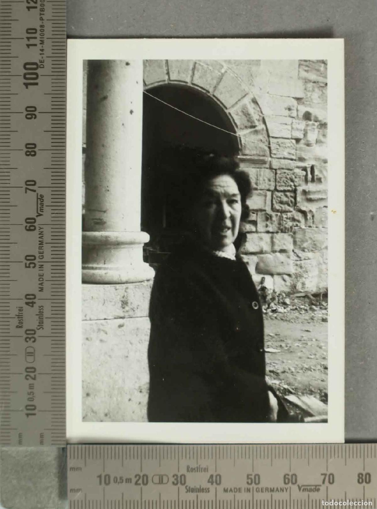 Fotografia antica: FOTOGRAFIA. MUJER JUNTO A EDIFICIO RELIGIOSO. HACIA 1940