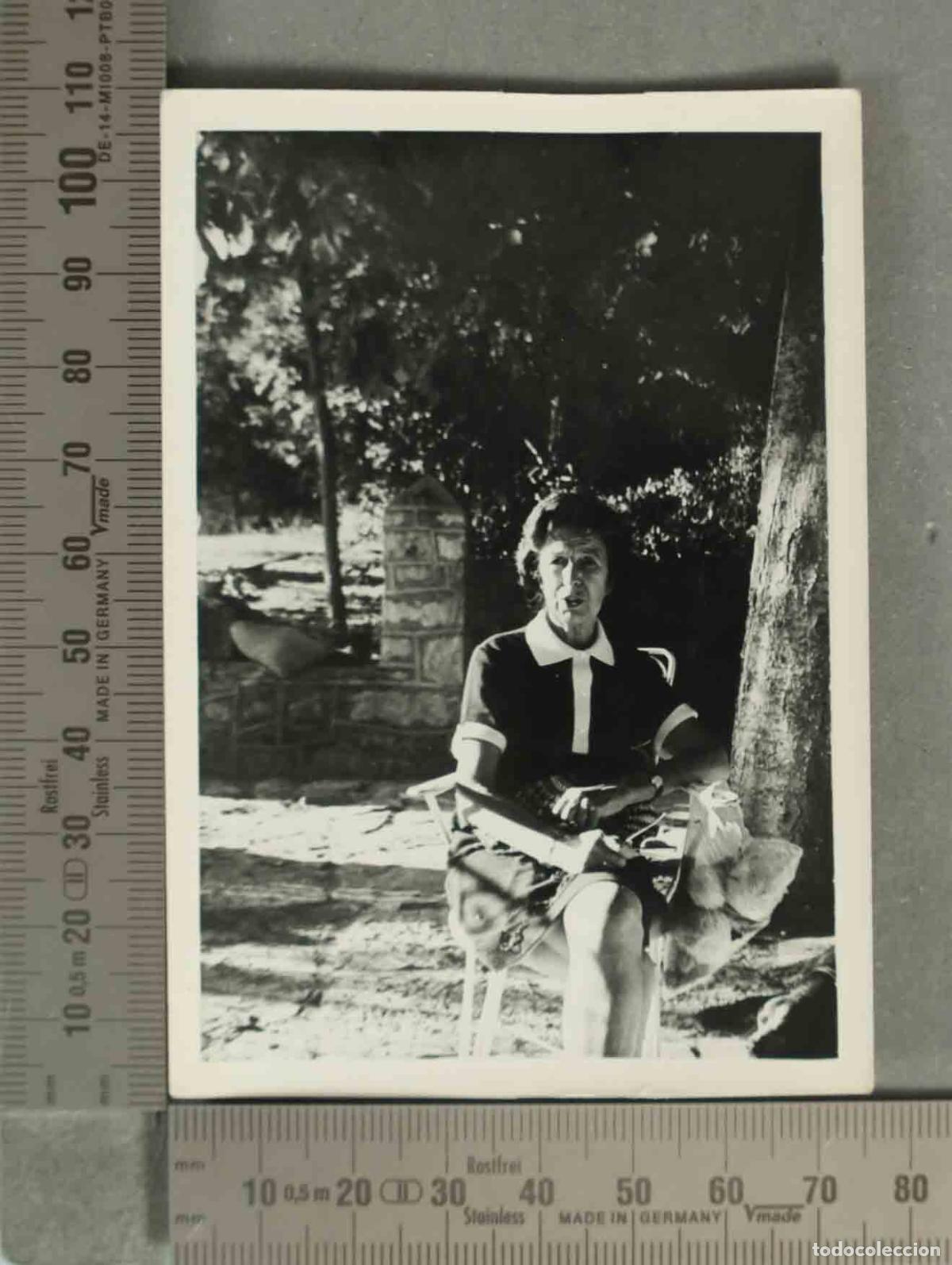 Fotografia antica: FOTOGRAFIA. MUJER EN JARDIN HACIA 1940