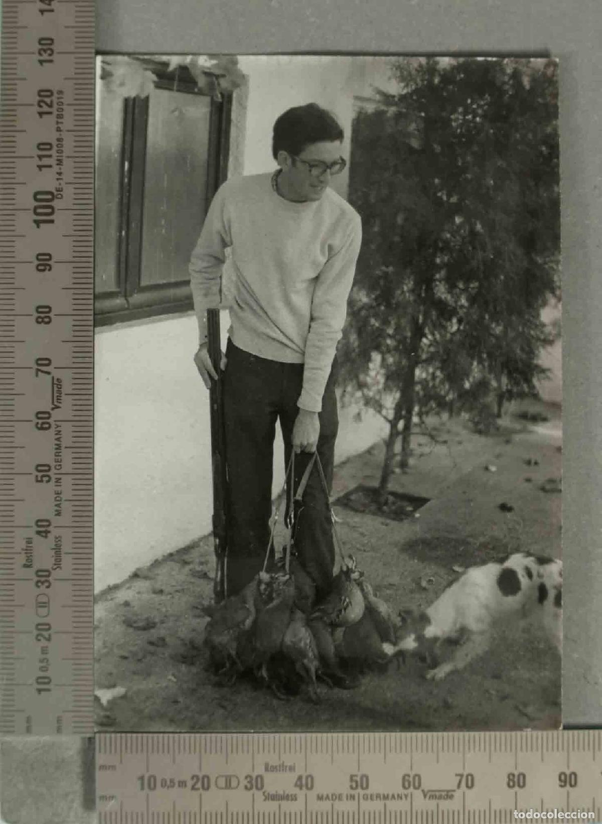 Fotografia antica: FOTOGRAFIA. HOMBRE CON PERDICES Y PERRO DE CAZA. HACIA 1960
