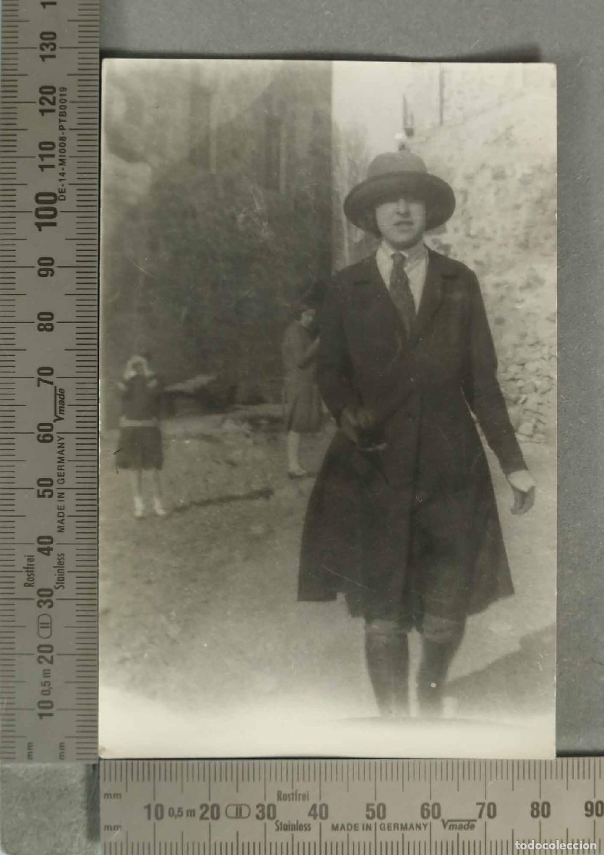Fotograf&iacute;a antigua: FOTOGRAFIA. MUJER EN LA CALLE CON CORBATA. HACIA 1920