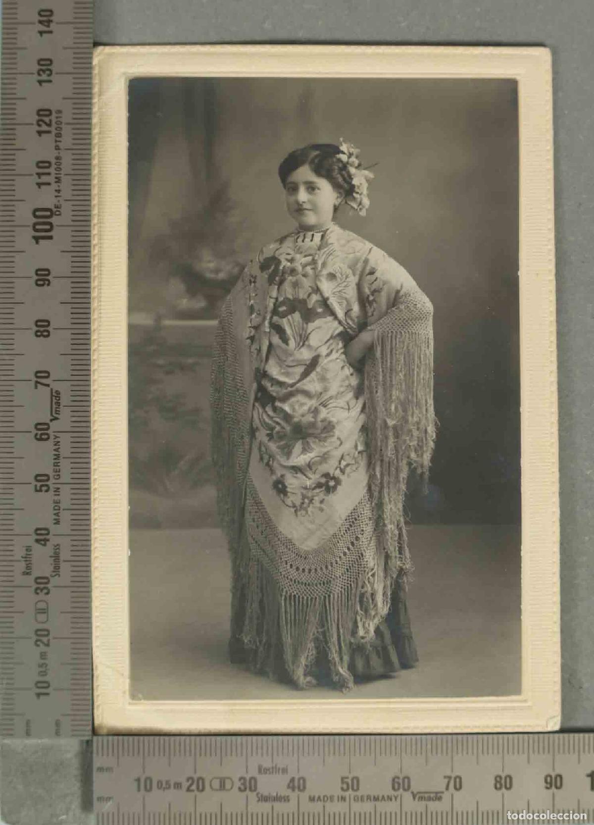 Fotograf&iacute;a antigua: FOTOGRAFIA POSTAL. NI&Ntilde;A CON MANTON DE MANILA. HACIA 1920