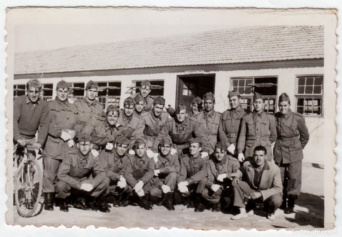 Fotograf&iacute;a antigua: J&oacute;venes militares en el cuartel. Bicicleta. Hermanos Garc&iacute;a, Alicante. A&ntilde;os 50 rc