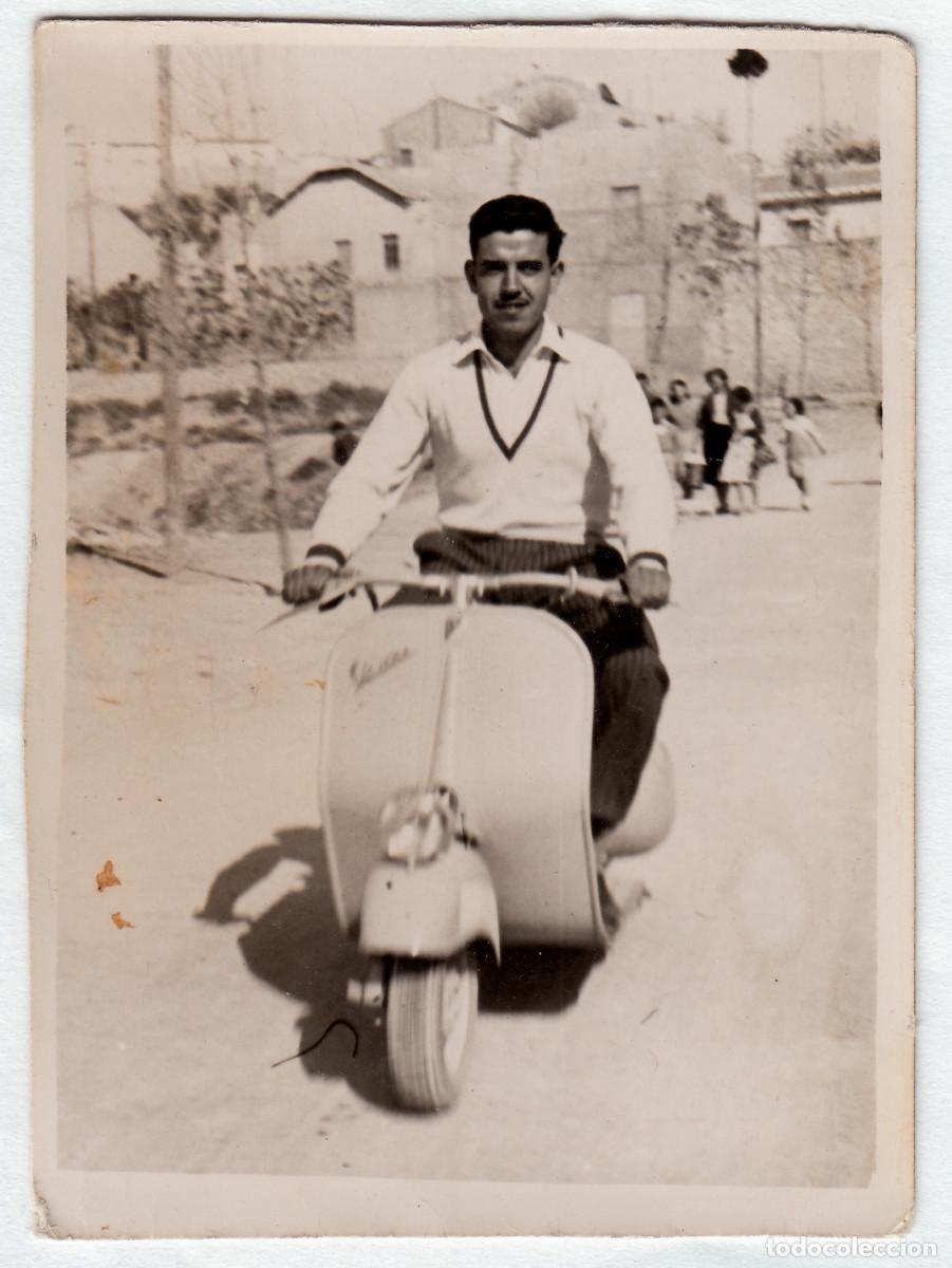 Fotografia antica: Chico en su moto Vespa. Foto Garz&oacute;n, Alicante. A&ntilde;os 50 rc