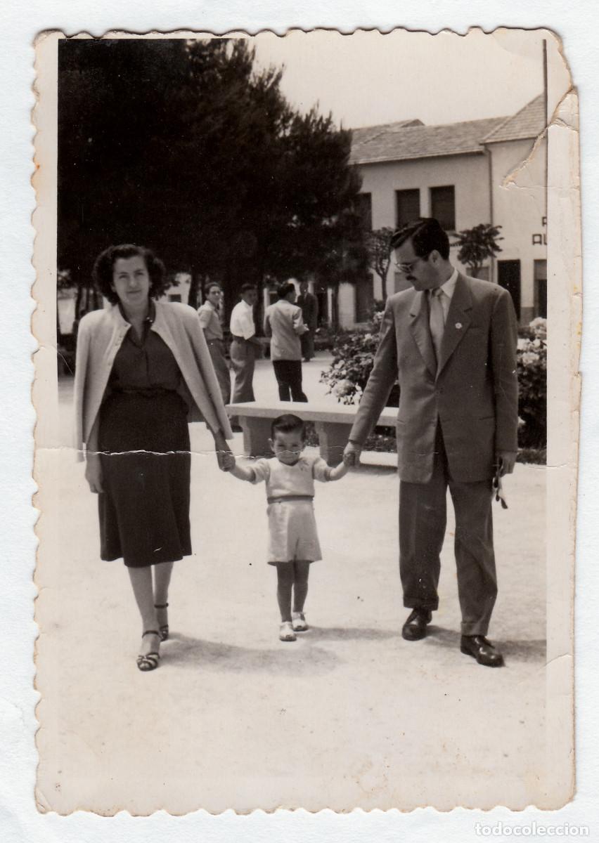 Fotografia antica: Familia paseando por Elda. Hermanos Garc&iacute;a, Alicante. A&ntilde;os 50 rc