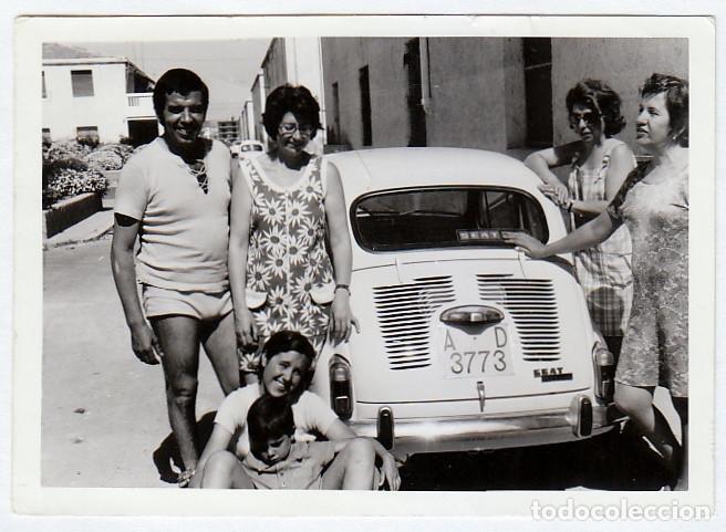Fotograf&iacute;a antigua: Familia orgullosa de su Seat 600 matr&iacute;cula de Alicante. A&ntilde;os 60 rc