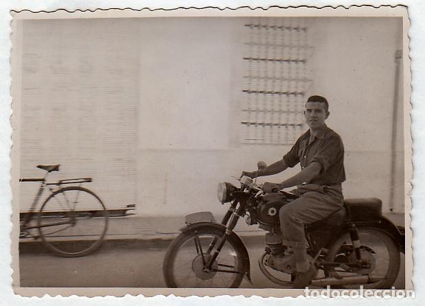 Fotograf&iacute;a antigua: Militar, chico circulando en moto. Ossa?. Bicicleta. A&ntilde;os 50-60 rc