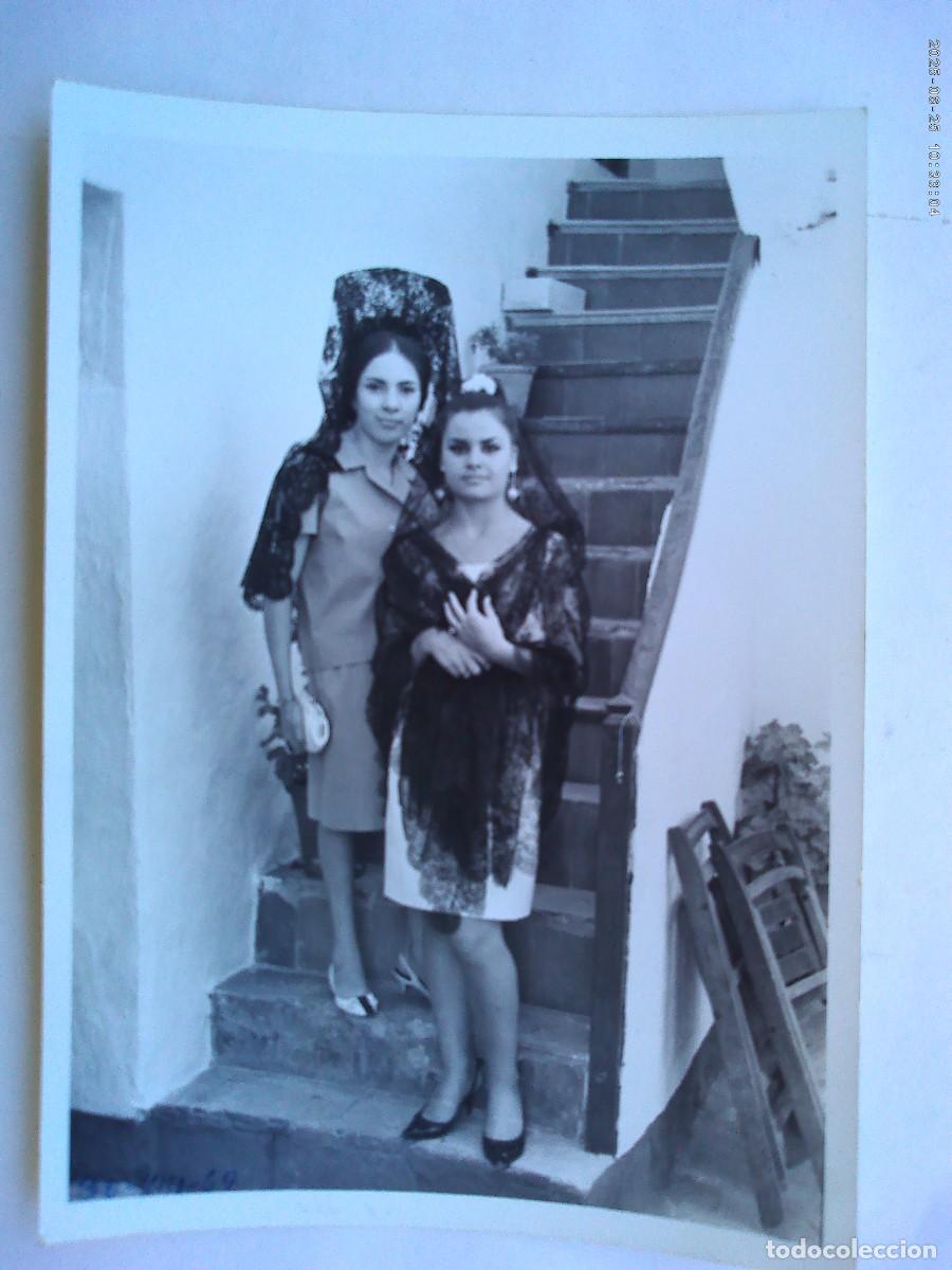 Fotograf&iacute;a antigua: BONITA FOTO DE CHICAS CON PEINETA Y MANTILLA . DE MAESTRE , ALMODOVAR DEL RIO ( CORDOBA )