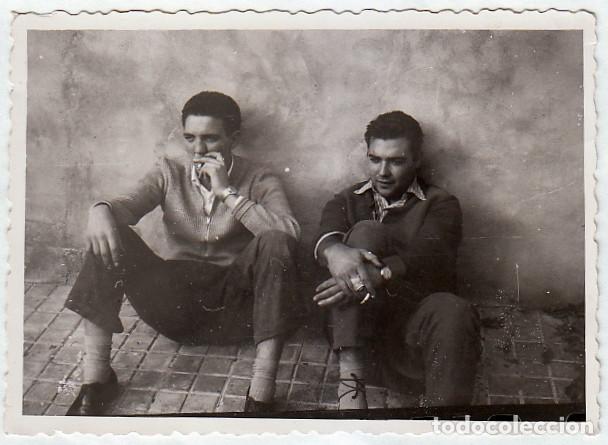 Fotograf&iacute;a antigua: Chicos. J&oacute;venes sentados fumando. Revelados Basilio. A&ntilde;os 50-60 rc