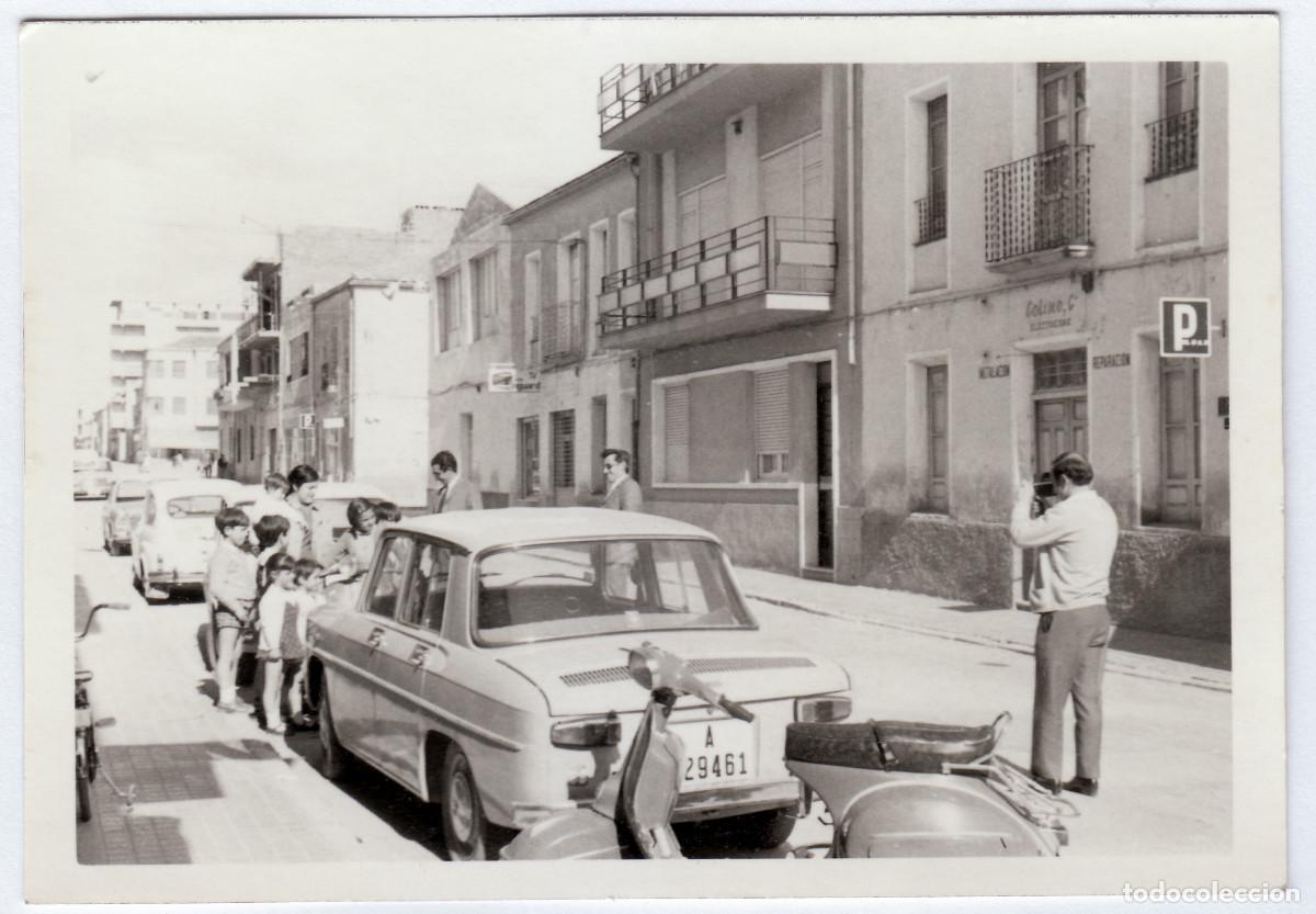 Fotograf&iacute;a antigua: Fot&oacute;grafo fotografiado. Vespa, Renault 8, Seat 600, Morris. Colino Electricidad Alicante? A&ntilde;os 60 rc