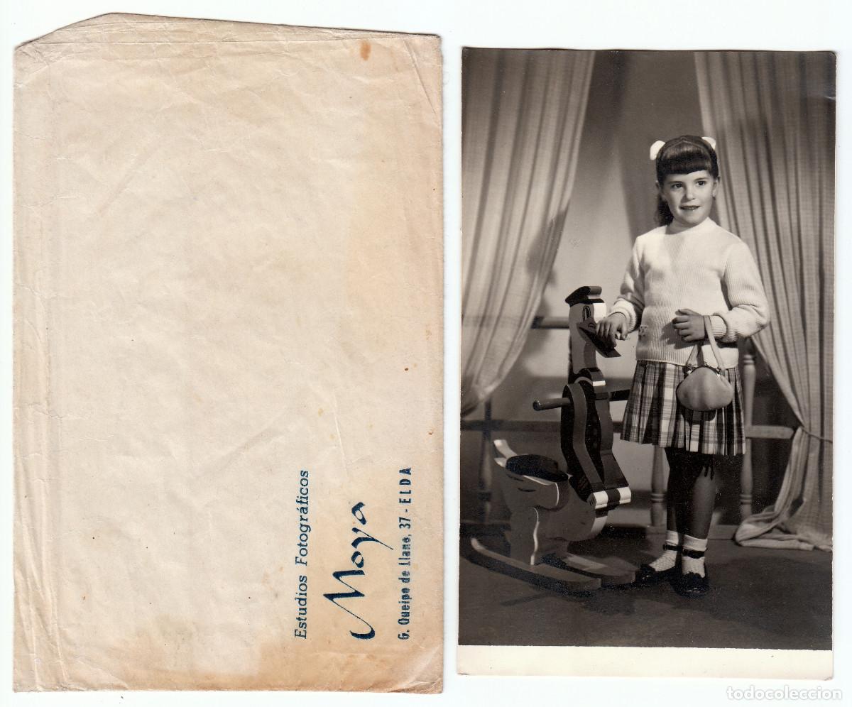 Fotograf&iacute;a antigua: Foto + sobre estudio Ni&ntilde;a con balanc&iacute;n de Pato Donald de madera. Fotos Moya Elda Alicante A&ntilde;os 60 rc