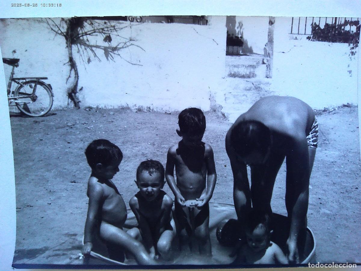 Fotograf&iacute;a antigua: FOTO DE NI&Ntilde;OS TAL SE VEN BA&Ntilde;ANDOSE EN UN BARRE&Ntilde;O, HOMBRE EN BA&Ntilde;ADOR