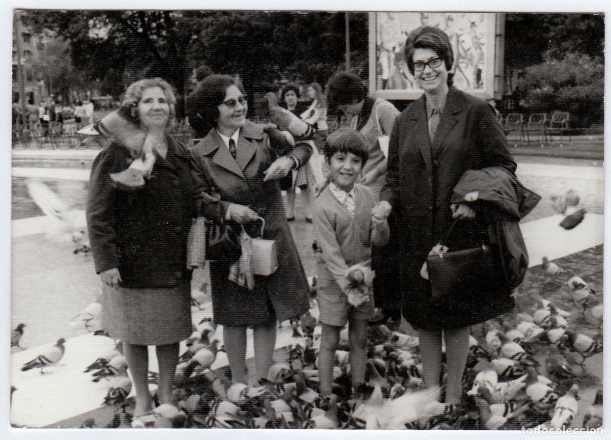 Fotograf&iacute;a antigua: Rodeadas de palomas, Barcelona. A&ntilde;os 60 rc