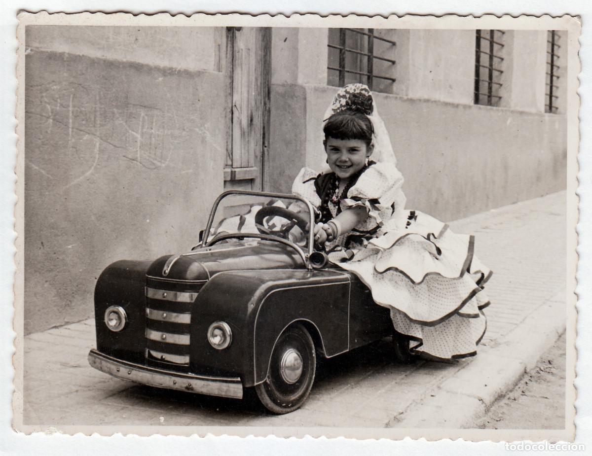 Fotograf&iacute;a antigua: Bonita foto Ni&ntilde;a traje andaluz en su coche de pedales, juguete. Navarro, Petrel, Alicante A&ntilde;os 50 rc