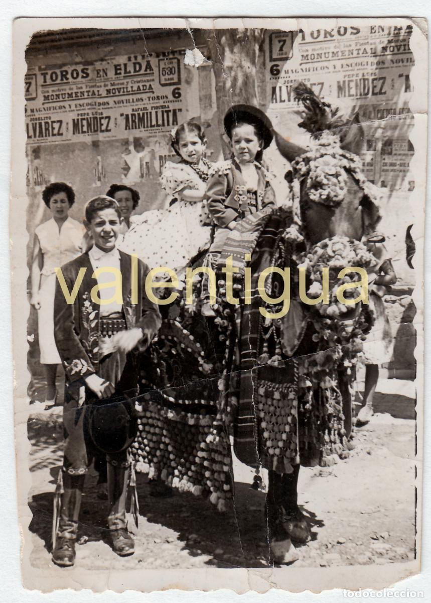 Fotograf&iacute;a antigua: Fant&aacute;stica foto. Moros y Cristianos Comparsa Contrabandistas. Cartel Toros Elda, Alicante A&ntilde;os 50 rc