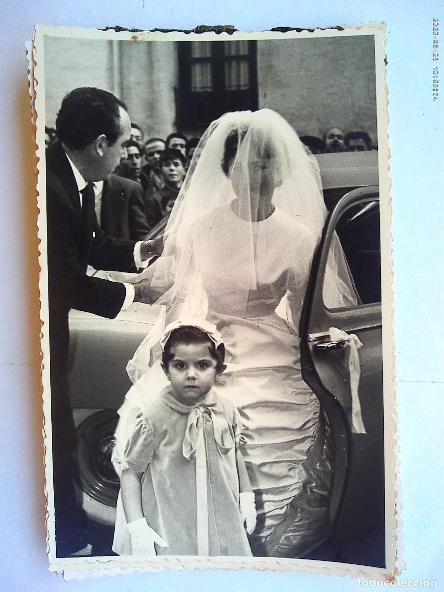 Alte Fotografie: BONITA FOTO DE BODA : NOVIA SALIENDO DEL COCHE NUPCIAL. DE BARAS , UBEDA ( JAEN )