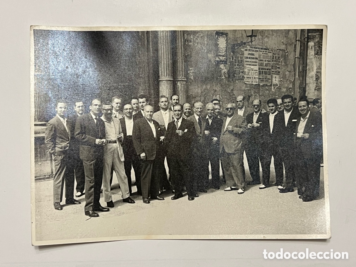 Fotografia antiga: VALENCIA.. fotograf&iacute;a costumbrista. Grupo de se&ntilde;ores.. frente iglesia del Carmen.. (h.1950?)