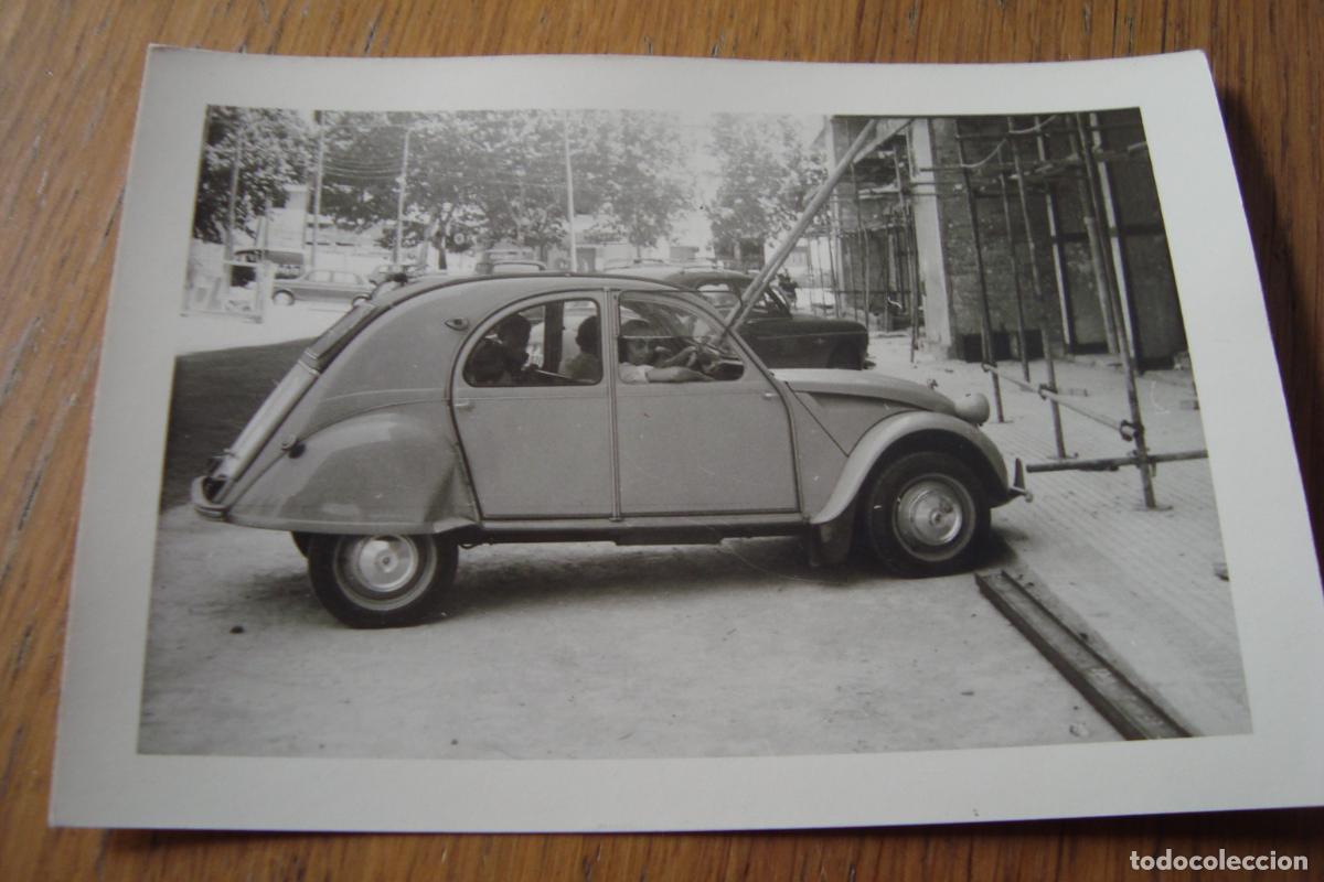 Fotograf&iacute;a antigua: ANTIGUA FOTOGRAFIA DE COCHE RENAULT 2CV A&Ntilde;OS 60.