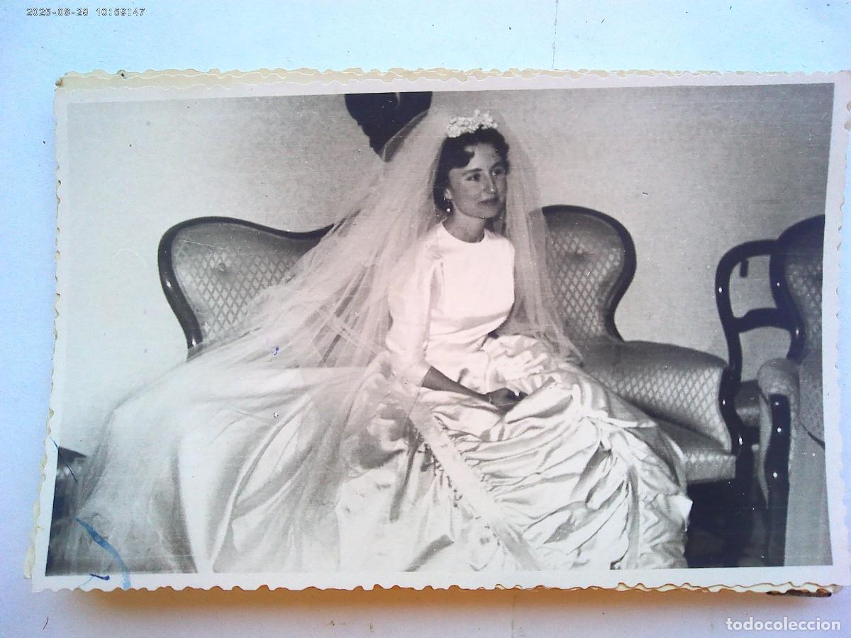 Fotograf&iacute;a antigua: BONITA FOTO DE BODA , NOVIA EN EL DIVAN , 1960. DE BARAS , UBEDA ( JAEN )