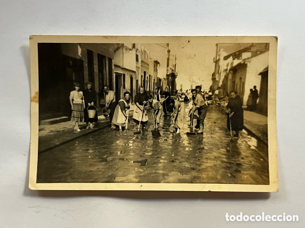 Fotograf&iacute;a antigua: LA RIUA.. Riada de Valencia.. fotograf&iacute;a el Grao.. ? Todos contra el barro.. Octubre de 1957