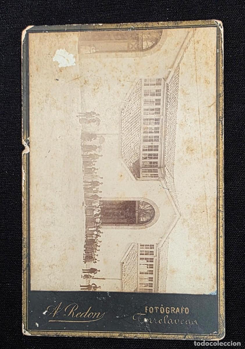 Fotografia antiga: Fotograf&iacute;a Antigua de Grupo ante Edificio Industrial o Escolar &ndash; A. Redon Torrelavega