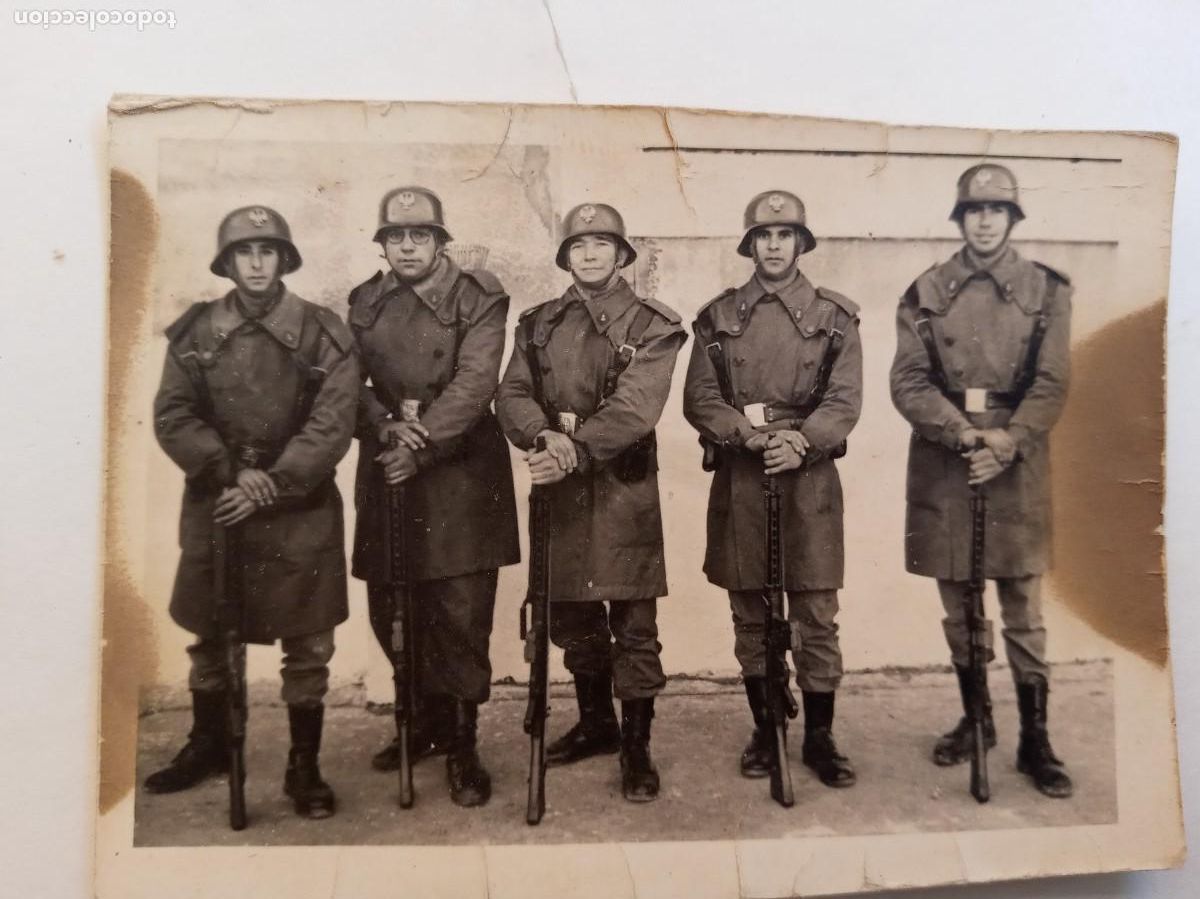 Fotograf&iacute;a antigua: FOTO DE MILITARES DE INGENIEROS CON TRESCUARTOS, CASCO Z Y FUSIL CETME