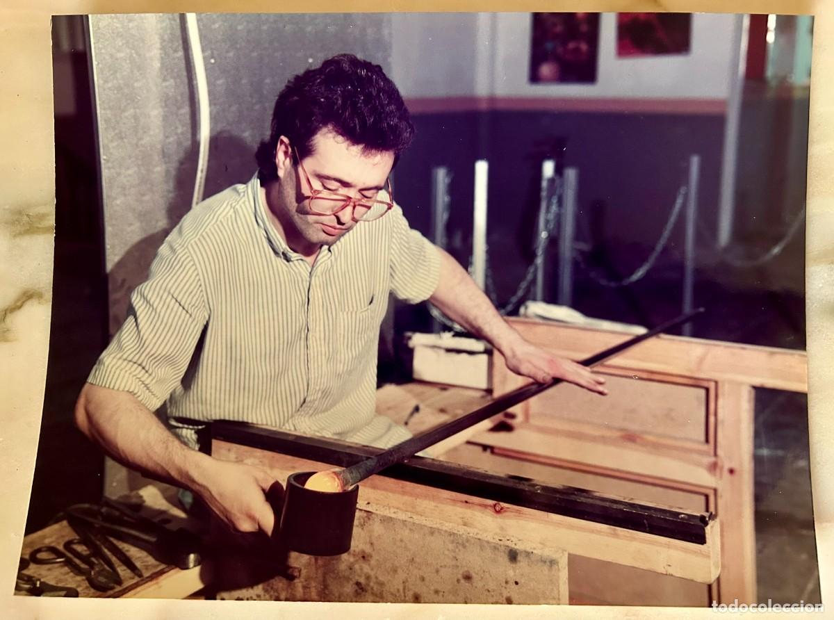 Fotografia antiga: FOTOGRAFIA DE PACO RAMOS MESTRE VIDRIER DEL MUSEU DEL VIDRE DE VIMBOD&Iacute; I POBLET 1997-2021 &ndash; c. 1997