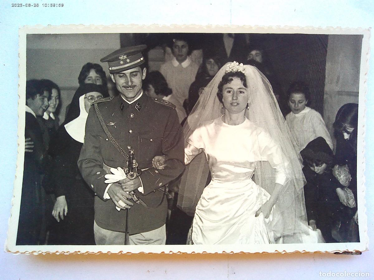 Fotografia antiga: FOTO DE BODA DE MILITAR DE CABALLERIA CON EMBLEMA DE CARROS , 1960 . DE BARAS , UBEDA ( JAEN )