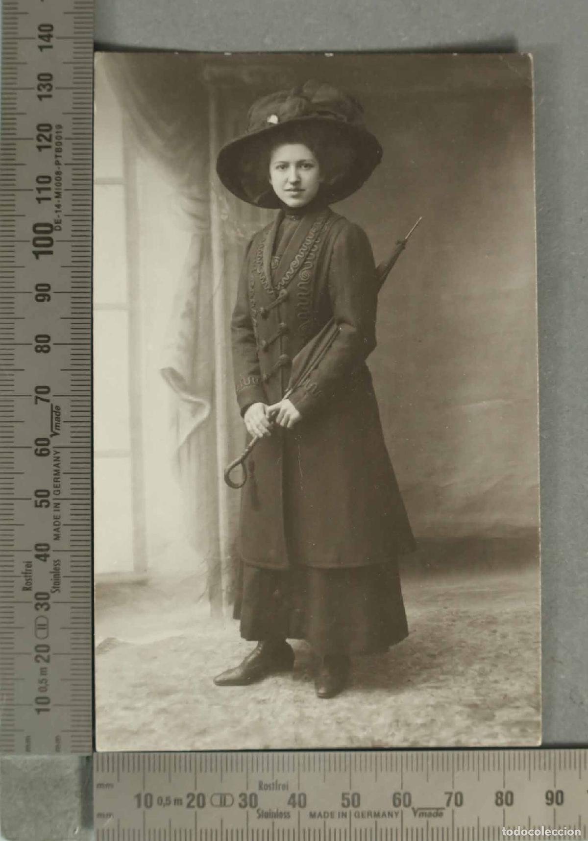 Fotograf&iacute;a antigua: FOTOGRAFIA POSTAL. RETRATO SE&Ntilde;ORA CON GRAN TOCADO Y SOMBRILLA. HACIA 1920