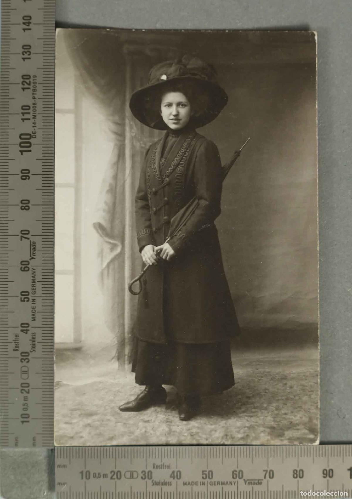 Fotograf&iacute;a antigua: FOTOGRAFIA POSTAL. RETRATO SE&Ntilde;ORA CON GRAN TOCADO Y SOMBRILLA. HACIA 1920