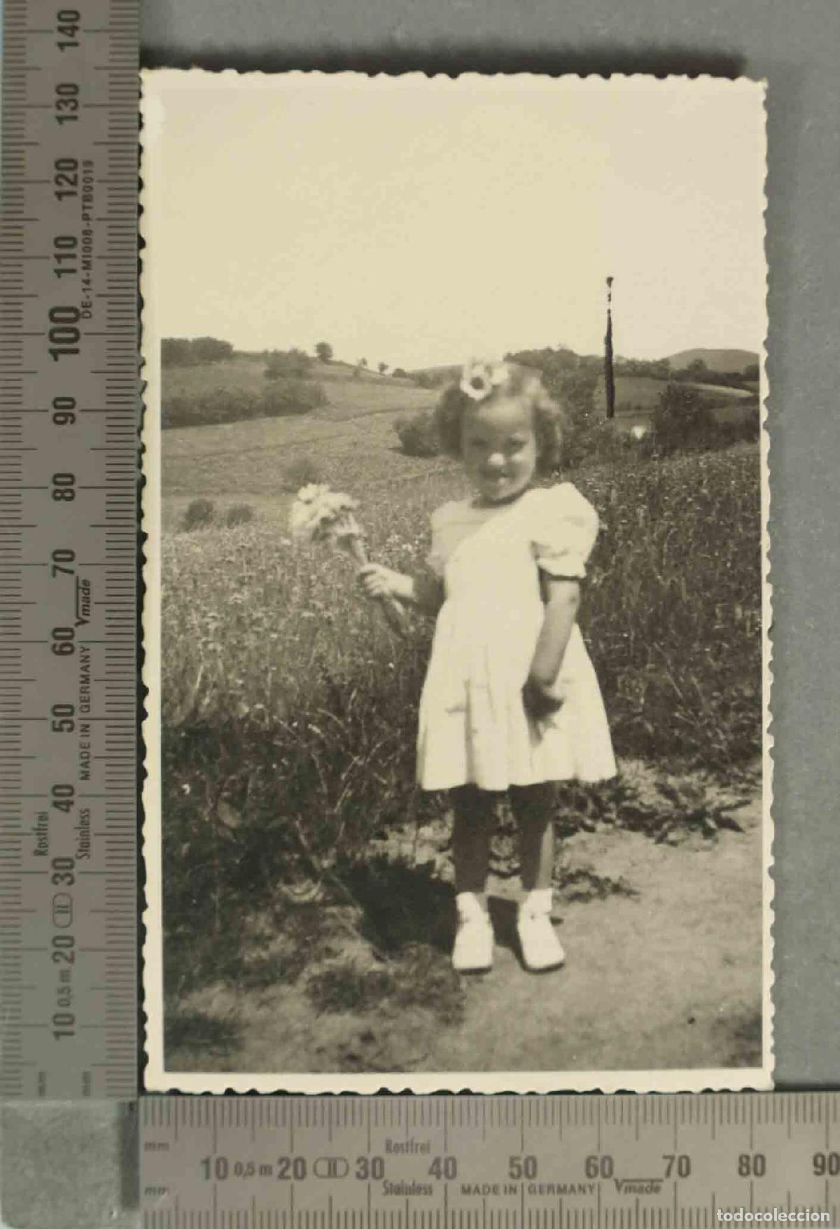 Fotograf&iacute;a antigua: FOTOGRAFIA POSTAL. NI&Ntilde;A CON RAMO DE FLORES. HACIA 1940