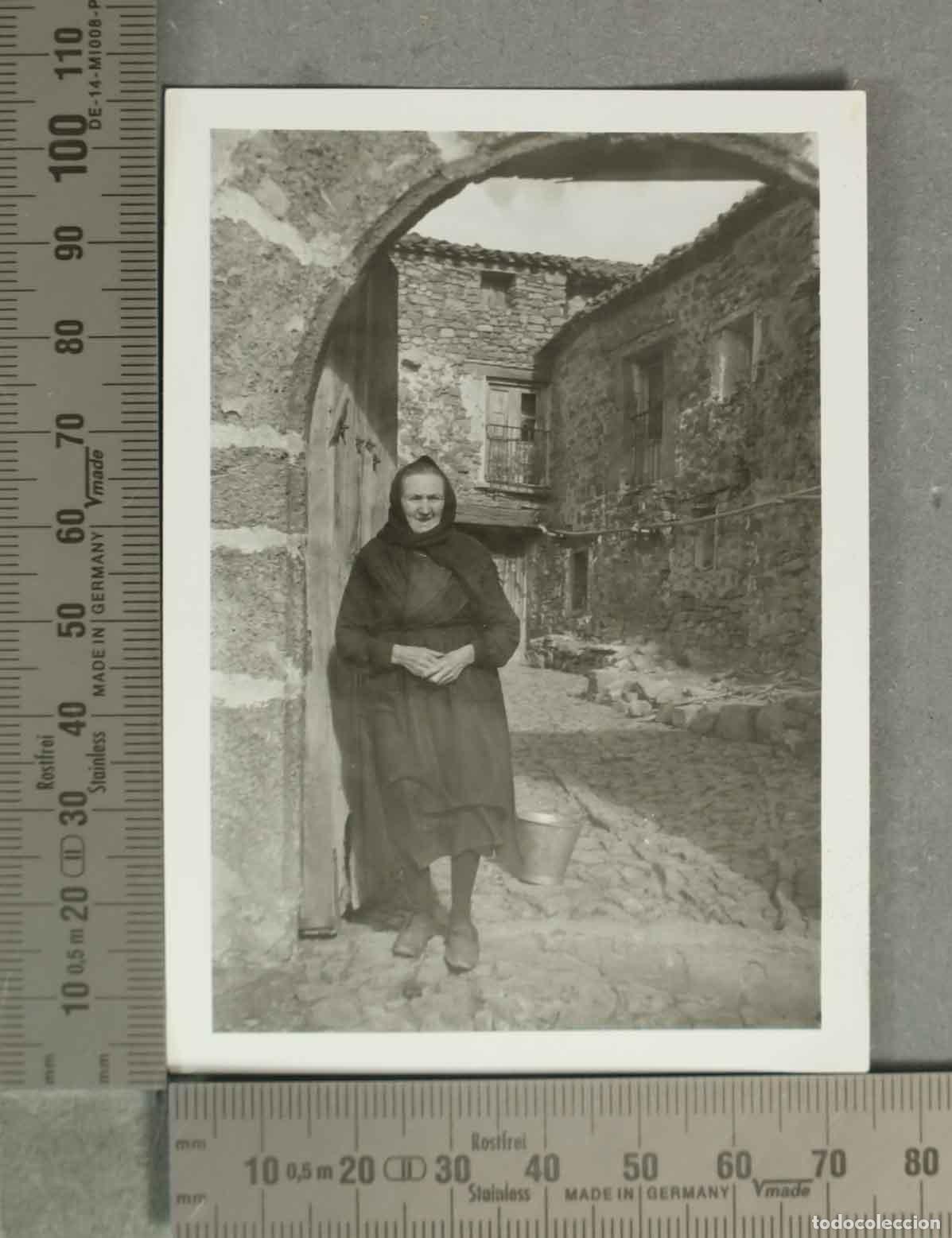 Fotograf&iacute;a antigua: FOTOGRAFIA. VISTA INTERIOR PATIO VIVIENDA. CON MUJER ANCIANA. HACAI 1940
