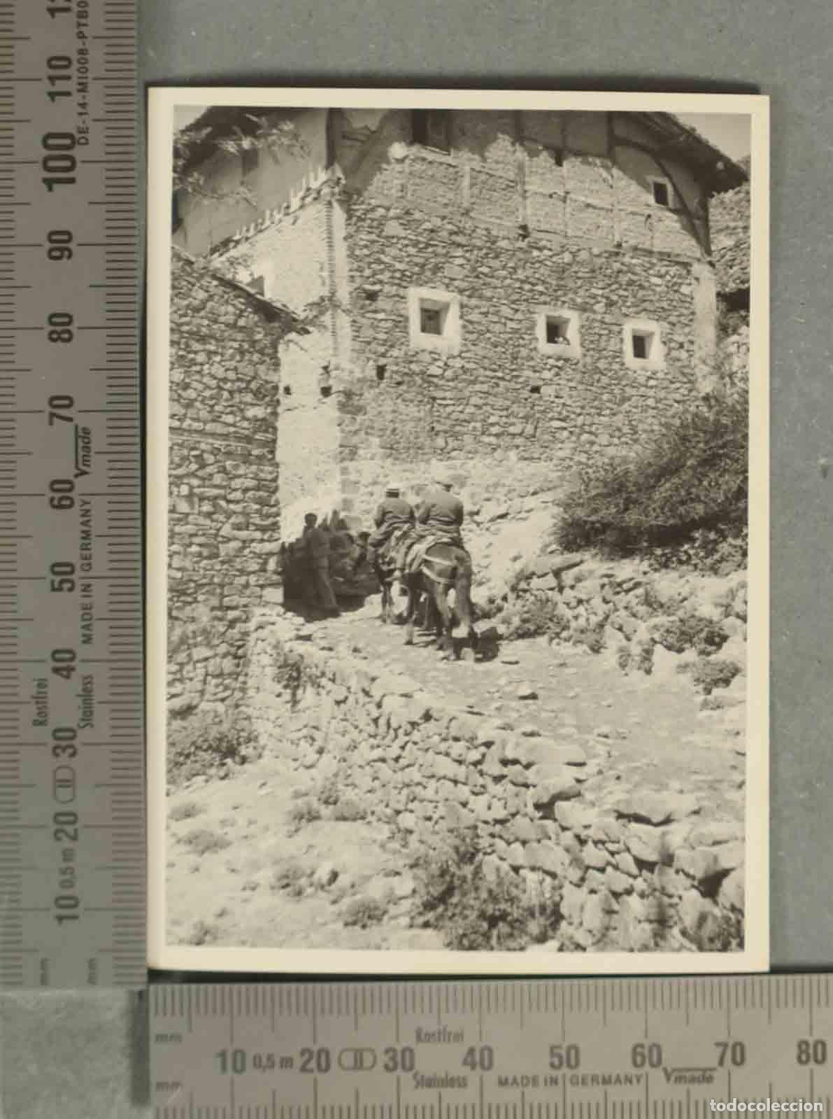 Fotograf&iacute;a antigua: FOTOGRAFIA. HOMBRES EN BURRO POR CALLE DE PUEBLO A IDENTIFICAR HACIA 1950 RIOJA?