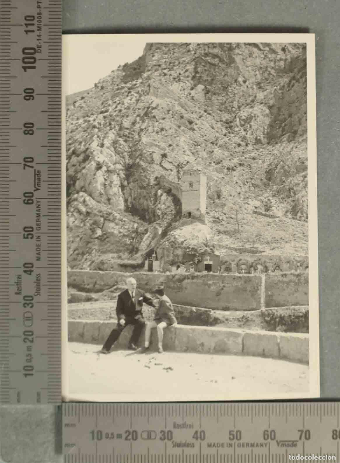Fotograf&iacute;a antigua: FOTOGRAFIA. VISTA DE ERMITA O ESTRUCTURA DEFENSIVA Y CEMENTERIO A IDENTICAR. HACIA 1950 RIOJA?