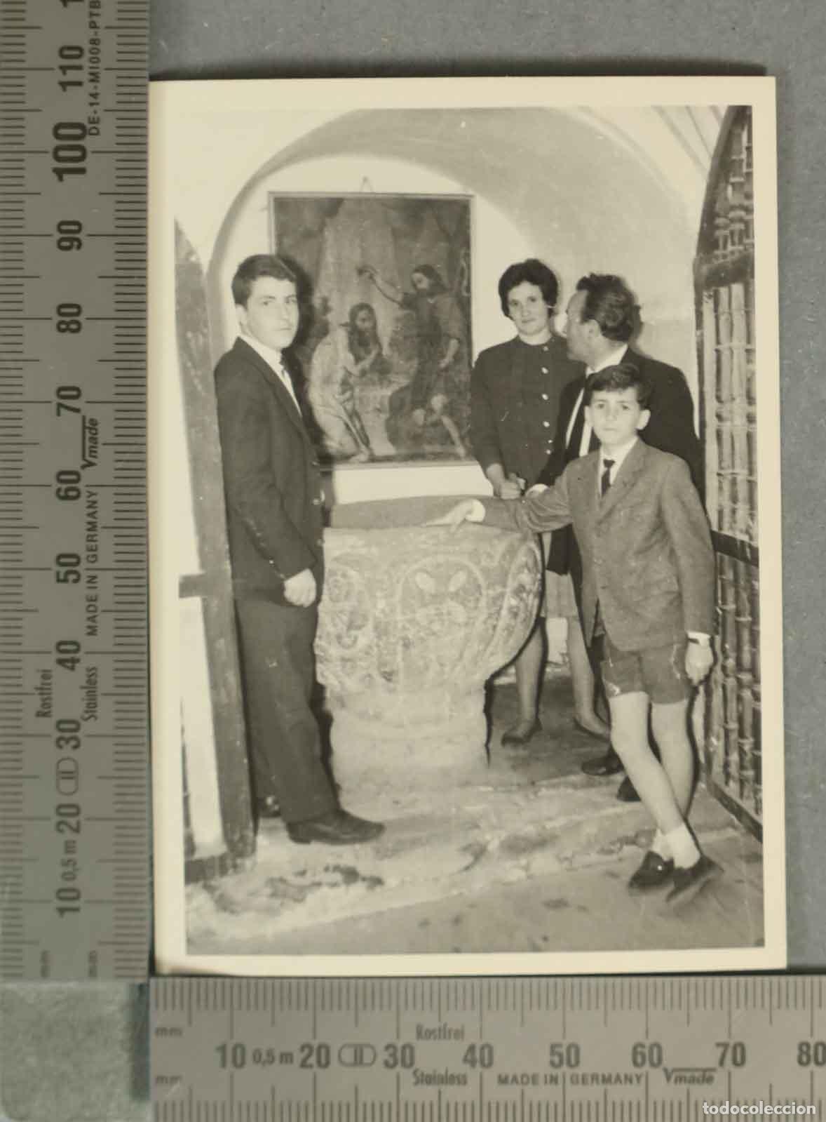Fotograf&iacute;a antigua: FOTOGRAFIA. GRUPO CON PILA BAUTISMAL ROMANICA.