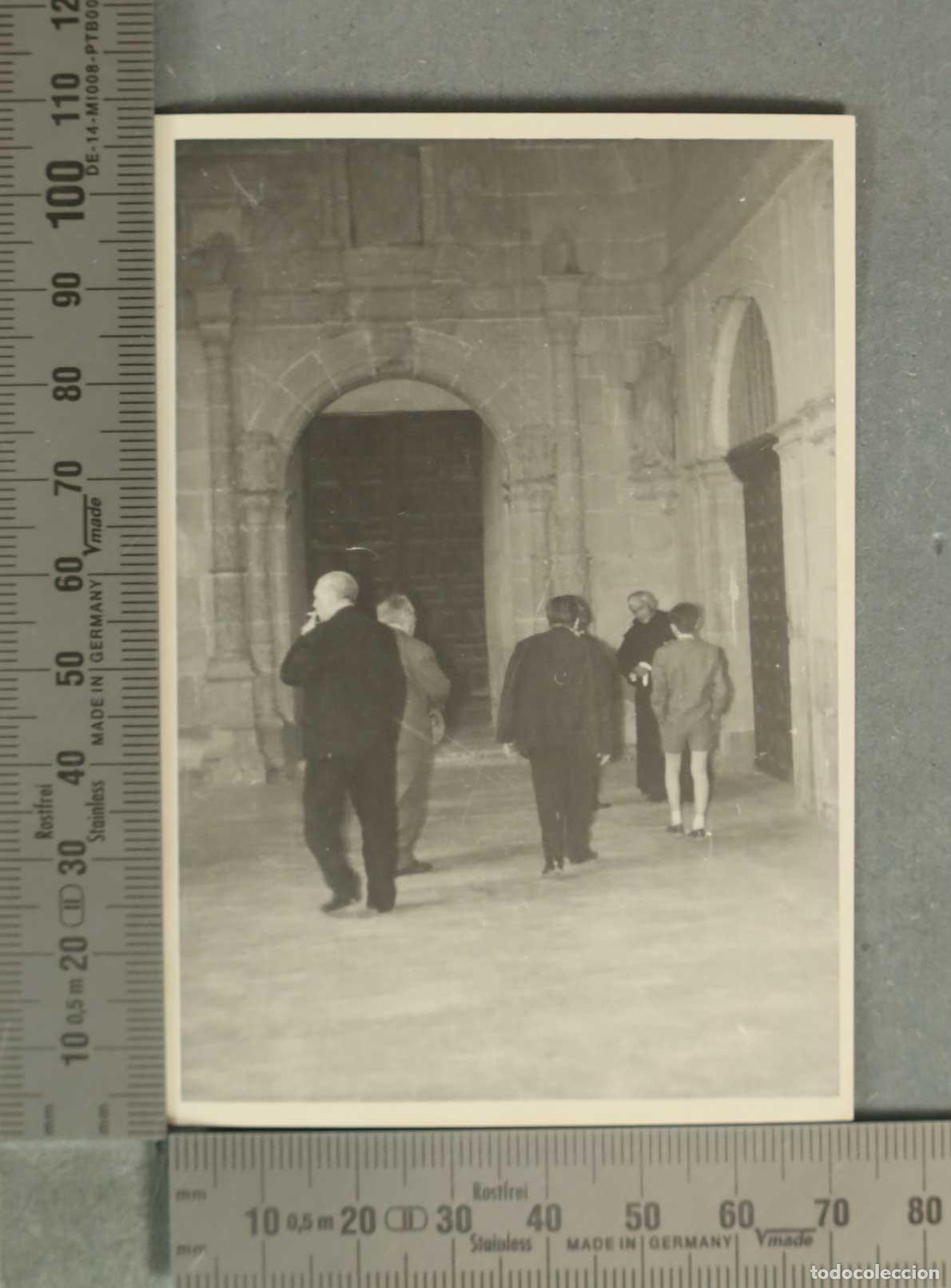 Fotograf&iacute;a antigua: FOTOGRAFIA. ACCESO DE TEMPLO SE&Ntilde;ORES CON FRAILE.